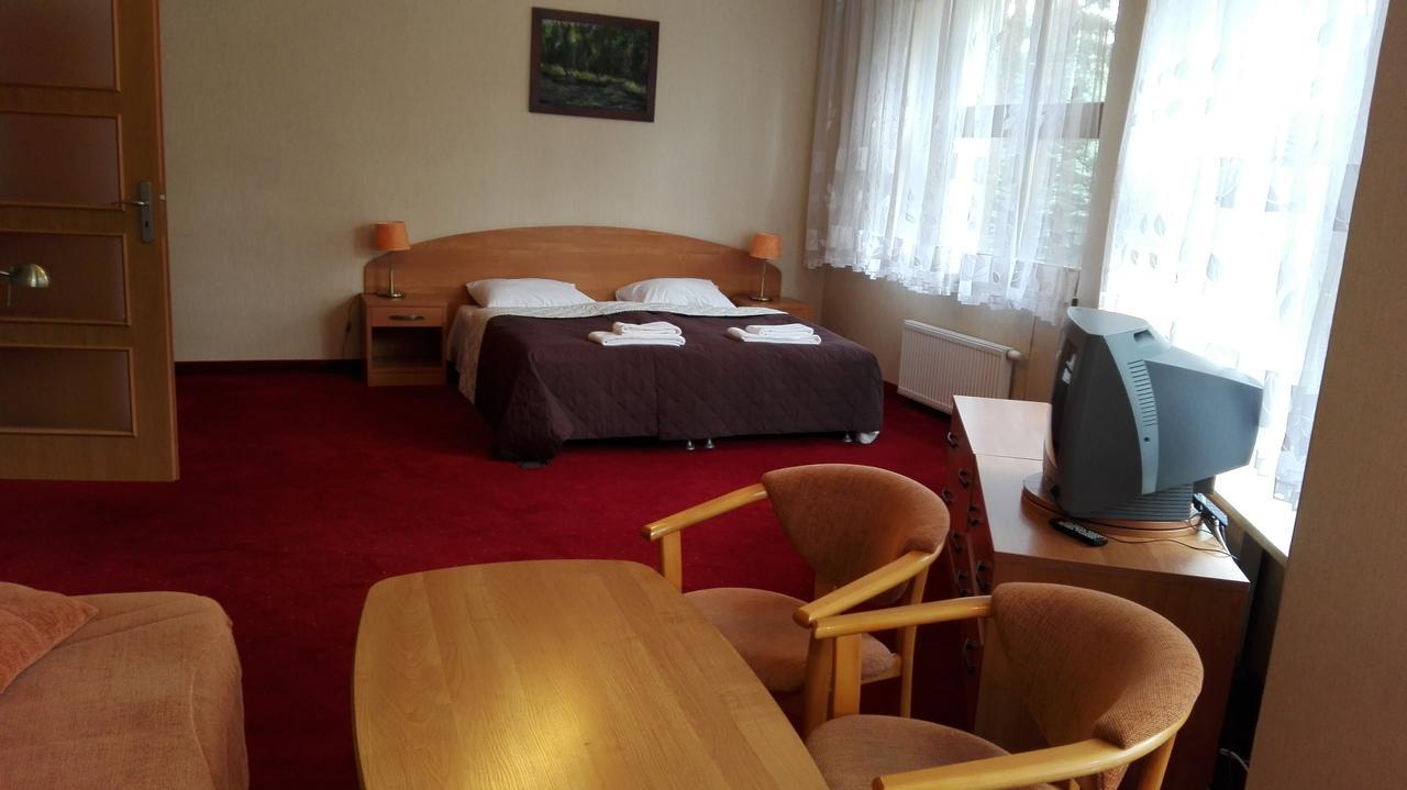 Hotel Osrodek Szkoleniowo - Wypoczynkowy Guzianka Ruciane-Nida Exterior foto