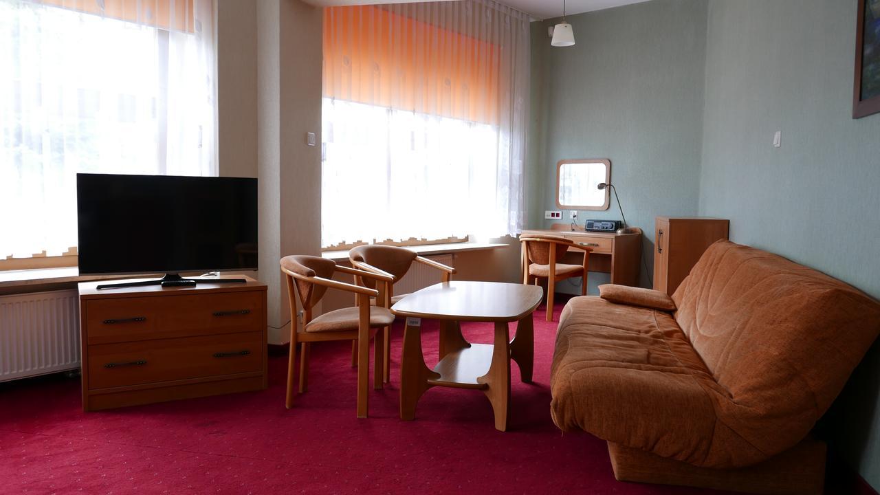 Hotel Osrodek Szkoleniowo - Wypoczynkowy Guzianka Ruciane-Nida Exterior foto